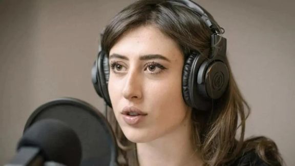 چچیلیا سالا، روزنامهنگار ایتالیایی، در حال اجرای برنامه