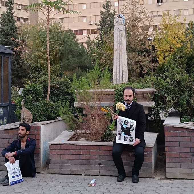 حسین رونقی در آذر ماه با لبان دوخته در شهرک اکباتان برای اعتراض به احکام «بچه‌های اکباتان» تحصن کرد