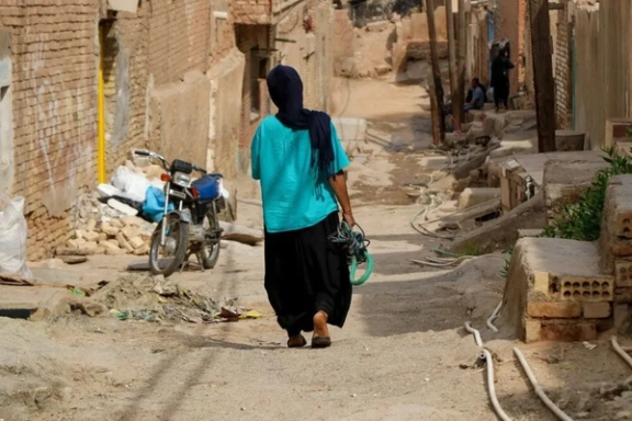 انعكاس مباشر للأزمة الاقتصادية.. "فقر الدورة الشهرية" يفاقم معاناة النساء في إيران