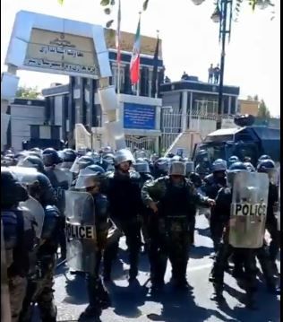 بعد دفنها دون فحص شرعي.. الأمن الإيراني يعتدي بالرصاص على مشيعي مهسا أميني.. 