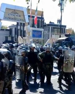 حمله ماموران به معترضان شرکتکننده در خاکسپاری مهسا امینی