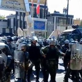 بعد دفنها دون فحص شرعي.. الأمن الإيراني يعتدي بالرصاص على مشيعي مهسا أميني..