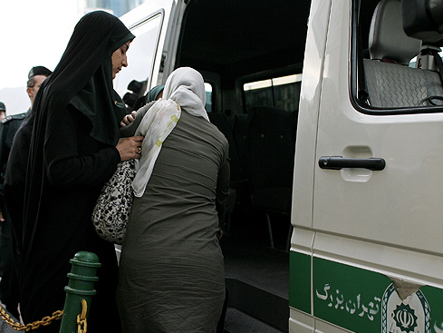 الجانب الخفي لأضرار دورية "شرطة الأخلاق".. انهيار ونوبات عصبية لدى الإيرانيات