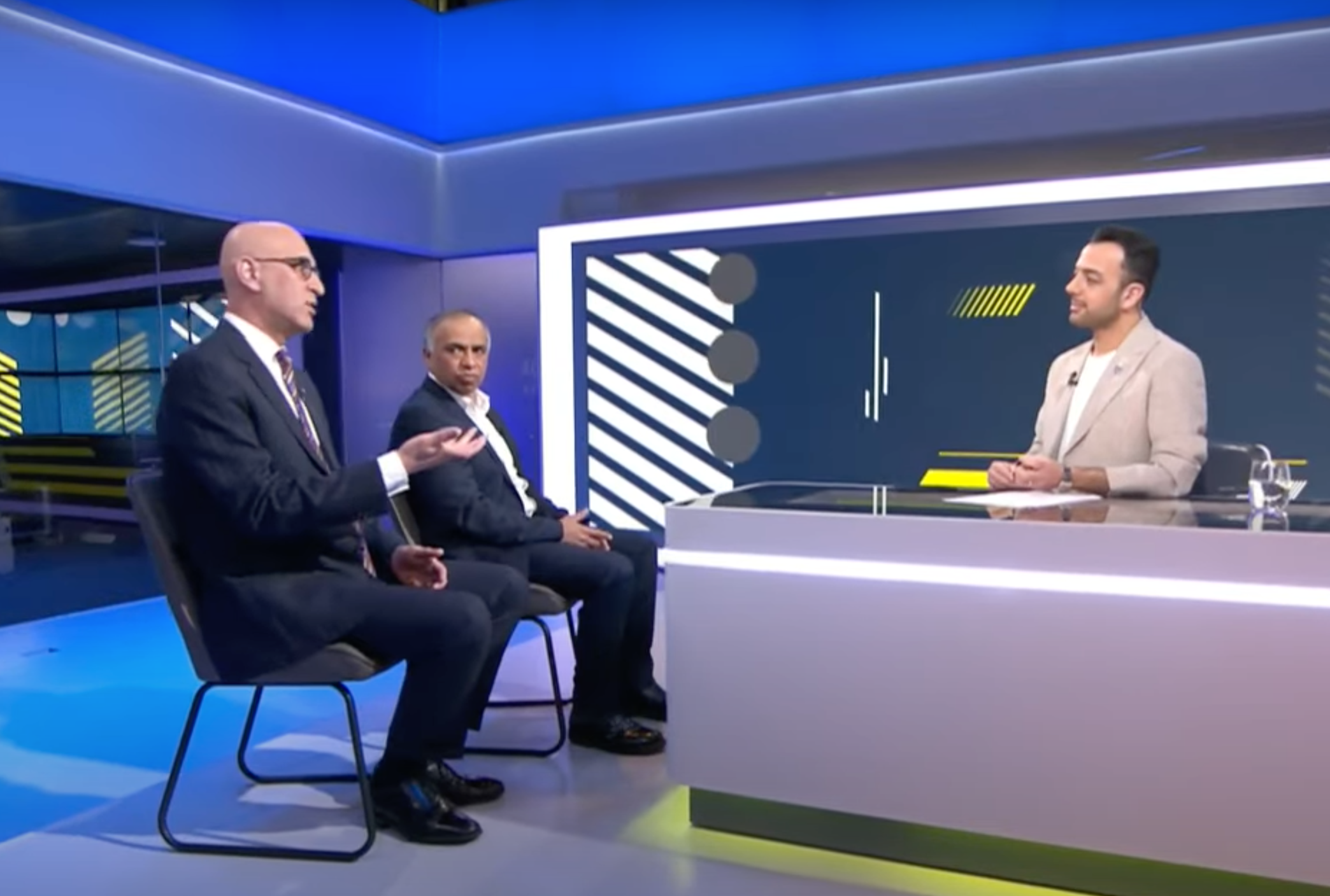 پوریا زراعتی: راه ما عوض نشده؛ ایران‌اینترنشنال: با وجود تهدیدها به کار خود ادامه می‌دهیم