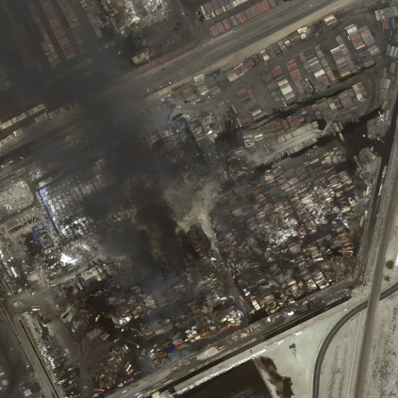 صور أقمار صناعية جديدة تكشف حفرة عميقة وحجم الدمار الهائل لانفجار ميناء رجائي في إيران