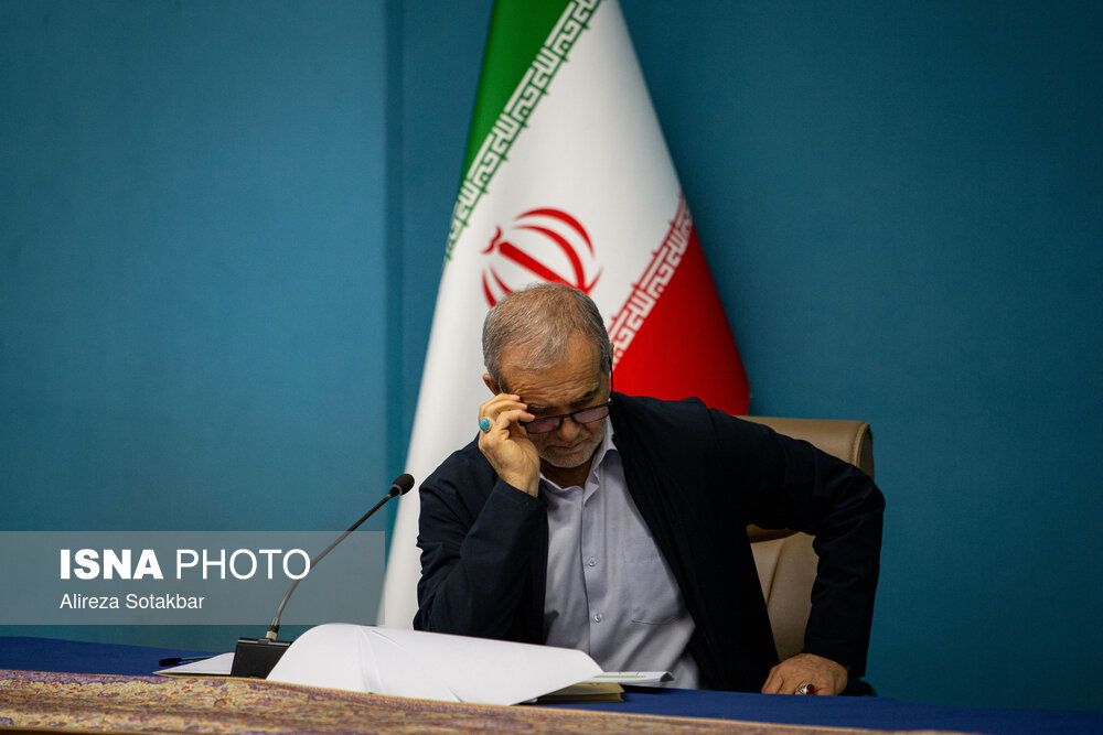 مشاور ریاست‌جمهوری درباره حجاب اجباری: پزشکیان تاکنون انگشت در چشم کسی نکرده است