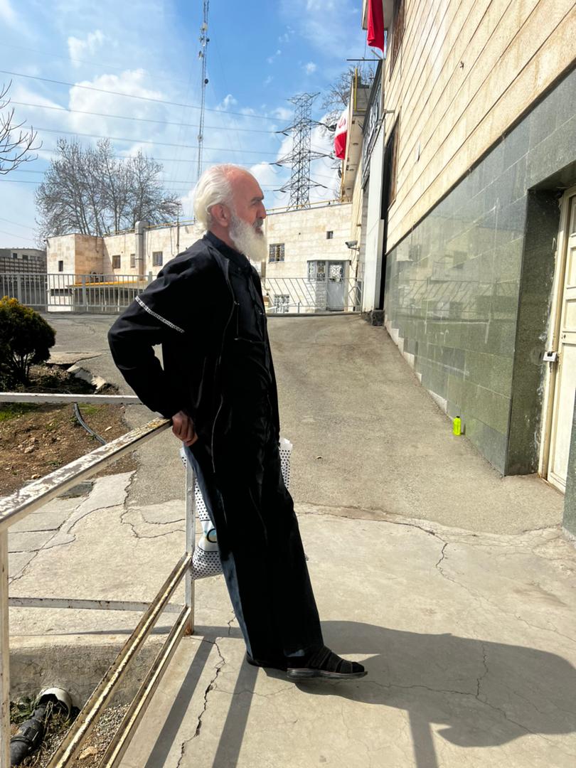 تصویری از شهریار بیات پس از اعزام به مرخصی در مقابل زندان اوین