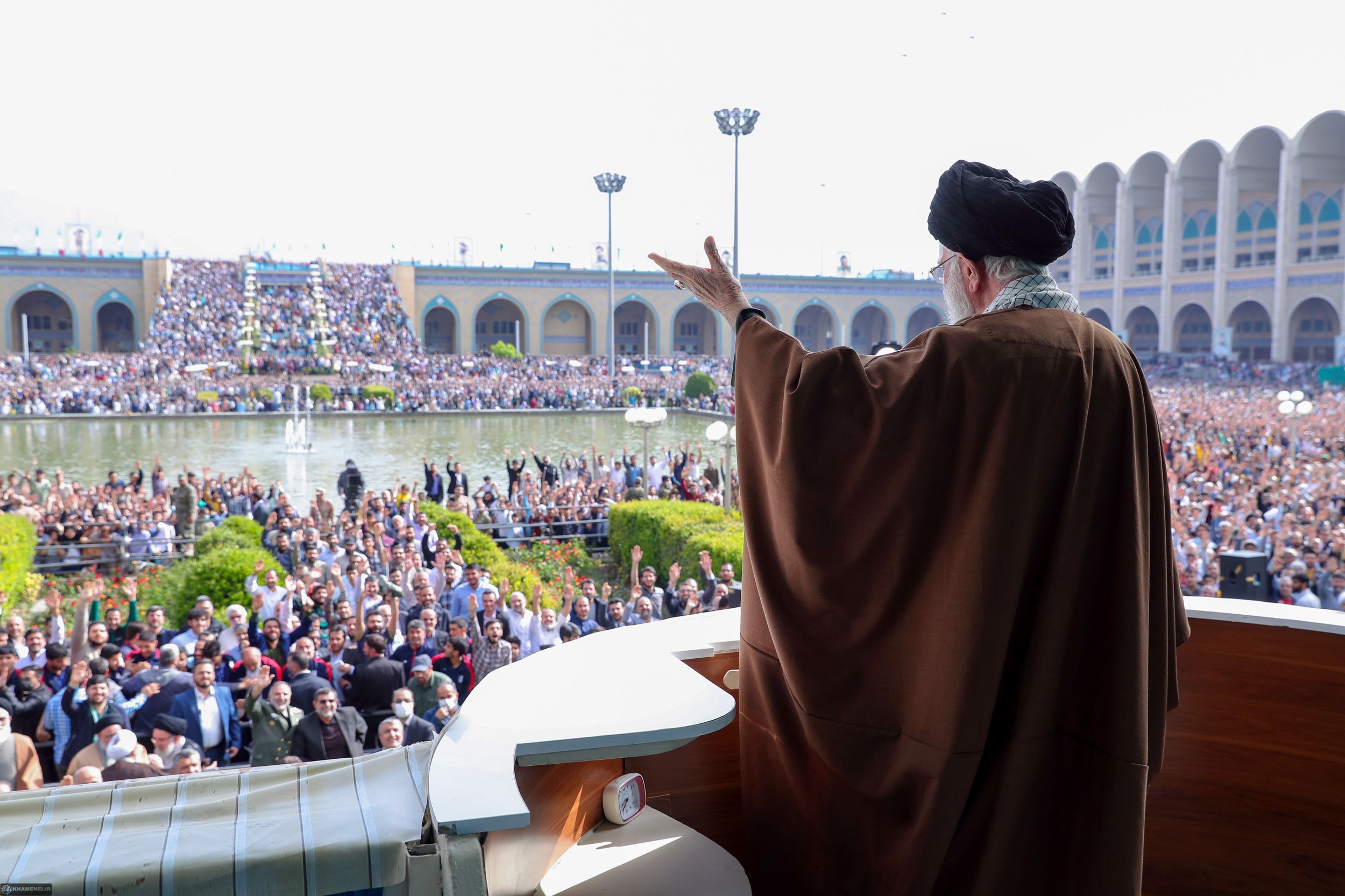 افشای تنش در روابط میان سران سه قوه؛ تلاش علی خامنه‌ای برای رفع مشکل: مانع همدیگر نشوید!
