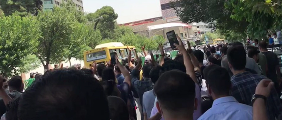 استاندار تهران دلیل اعتراضات امروز تهران را به «قطع برق» نسبت داد