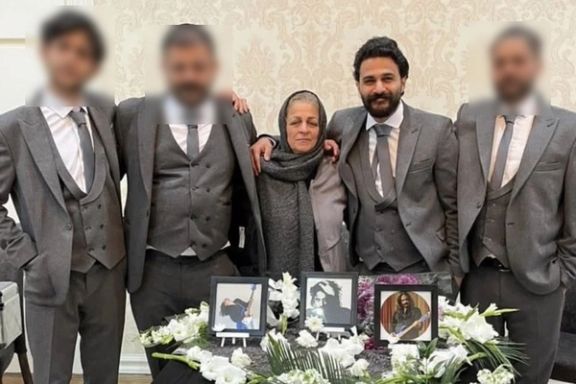 عماد شوش به همراه مادرش در مراسم بزرگداشت علی شوش