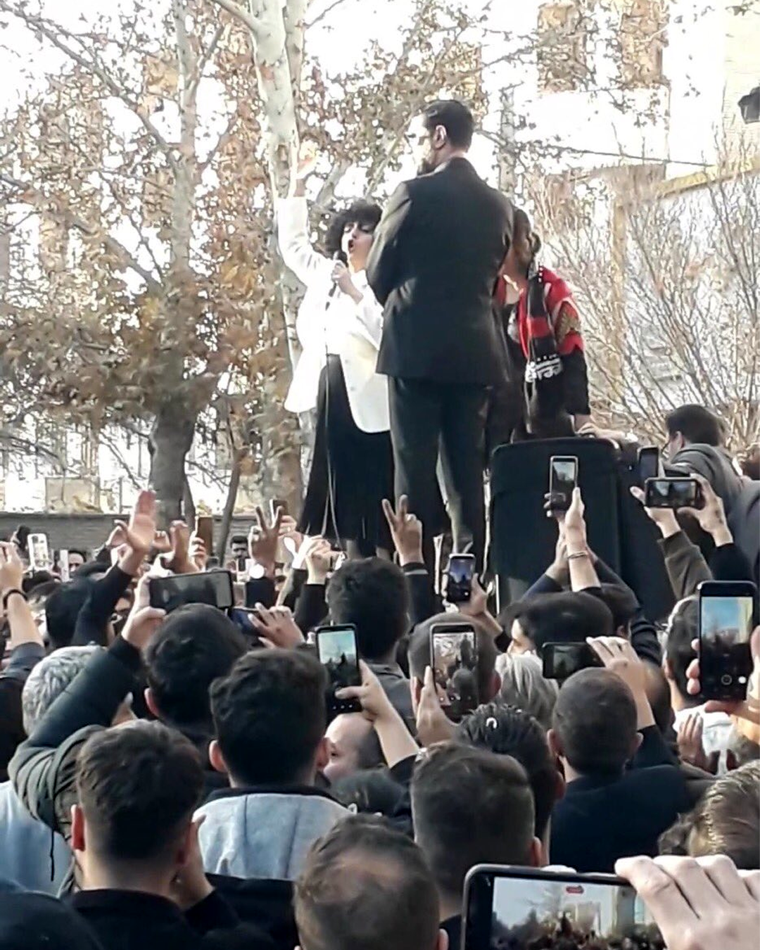 بعد اعتداءات وقمع أمني عنيف..اعتقال نرجس محمدي ونشطاء آخرين بمراسم تأبين سجين سياسي إيراني