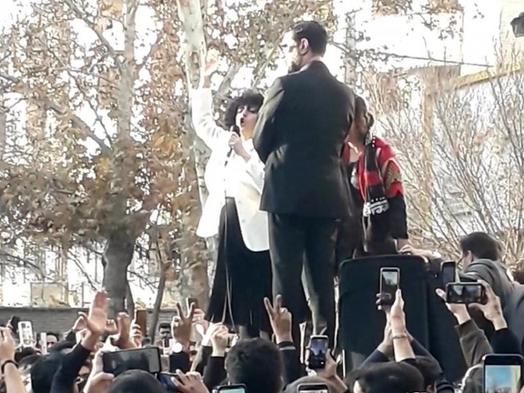 حمایت مردم از شاهزاده رضا پهلوی در مراسم خسرو علیکردی؛ بازداشت نرگس محمدی و چند فعال دیگر