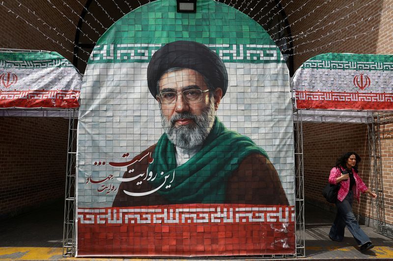 مجتبی خامنه‌ای: برای دشمن آمریکایی درس‌های فراموش‌نشدنی داریم