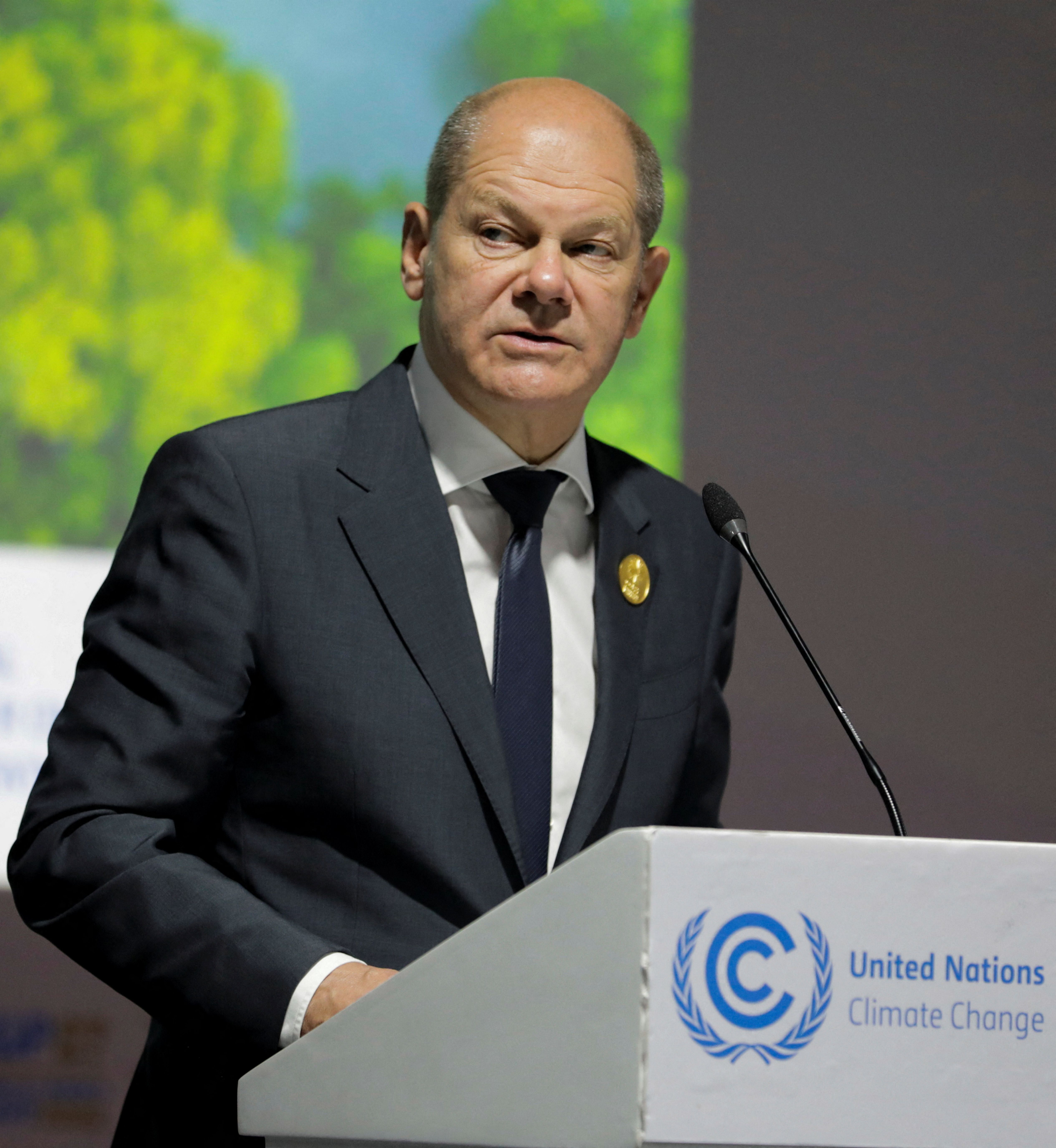 المستشار الألماني للمسؤولين الإيرانيين: أي نوع من الأنظمة أنتم.. تطلقون النار على شعبكم؟