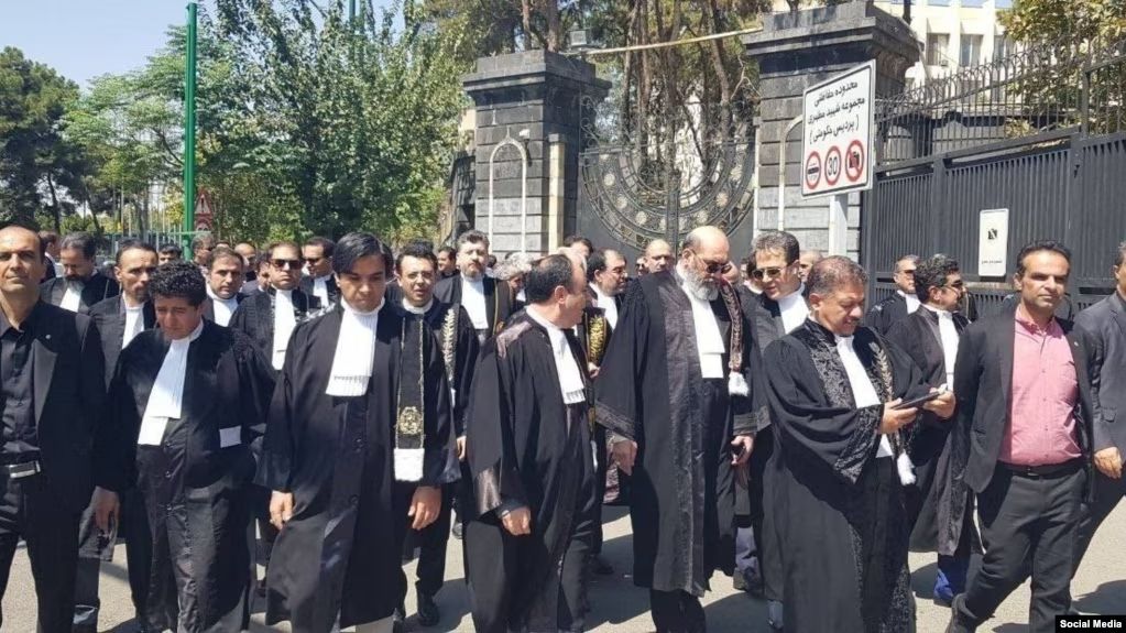 Iranian Lawyers' Protests Continues Against Parliamentary Decision 