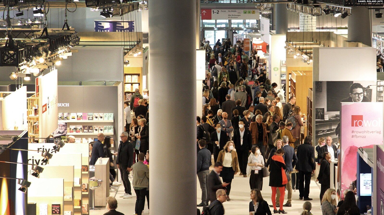 مئات الكتاب والفنانين في العالم يدعون لمقاطعة النظام الإيراني في المجالات الثقافية والفنية