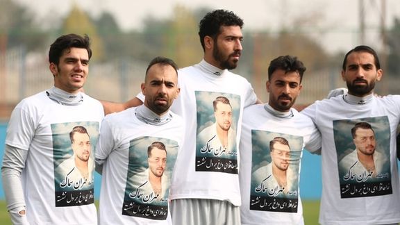 بازیکنان تیم ملوان بندرانزلی لباسی با تصویر مهران سماک پوشیدند