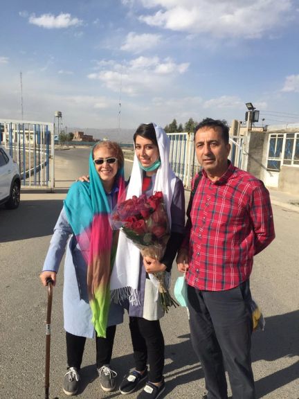 صبا کرد افشاری از مخالفان حجاب اجباری با تودیع وثیقه بیش از دو میلیارد تومانی به مرخصی آمد