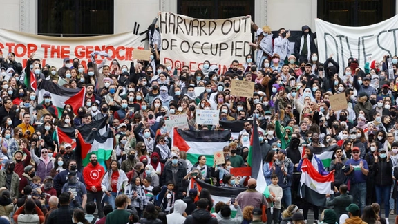 پس از حملات ۷ اکتبر، حامیان حماس یا فلسطین، در اعتراضات خود از ماسک صورت به طور گسترده استفاده میکردند.