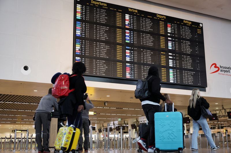 کمبود نیروهای کنترل ترافیک هوایی، پروازهای نیمی از فرودگاه‌های اصلی آمریکا را فلج کرد