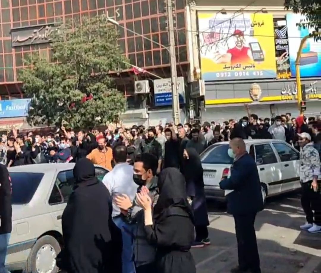 انتفاضة إيران: اتساع المظاهرات.. وحرائق بسجن إيفين.. والنظام يستميت بالتعتيم والتشويه