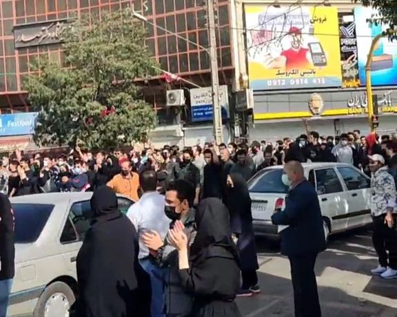 انتفاضة إيران: اتساع المظاهرات.. وحرائق بسجن إيفين.. والنظام يستميت بالتعتيم والتشويه