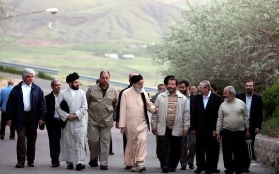 وحید حقانیان در کنار علی خامنهای، کوه آبیدر سنندج، اردیبهشت ۱۳۸۸