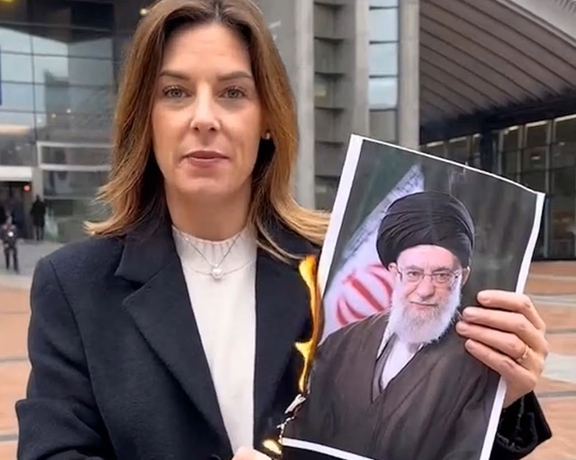 نماینده ایتالیا در پارلمان اروپا تصویر خامنهای را آتش زد و خواستار سقوط دیکتاتور تهران شد