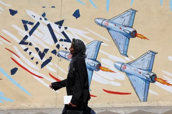 انتقادات حادة لترامب.. "الغارديان": صدمة وشعور بالخيانة في إسرائيل بعد تفاهم واشنطن وطهران