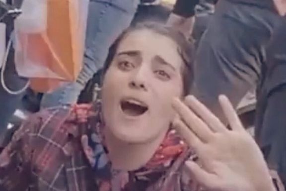 رویا ذاکری، زن جوان معترض به حجاب اجباری در تبریز، به بیمارستان اعصاب و روان منتقل شده