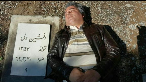 پیام ولی در کنار آرامگاه برادرش افشین ولی در آرامستان گلستان جاوید زرنان شهریار