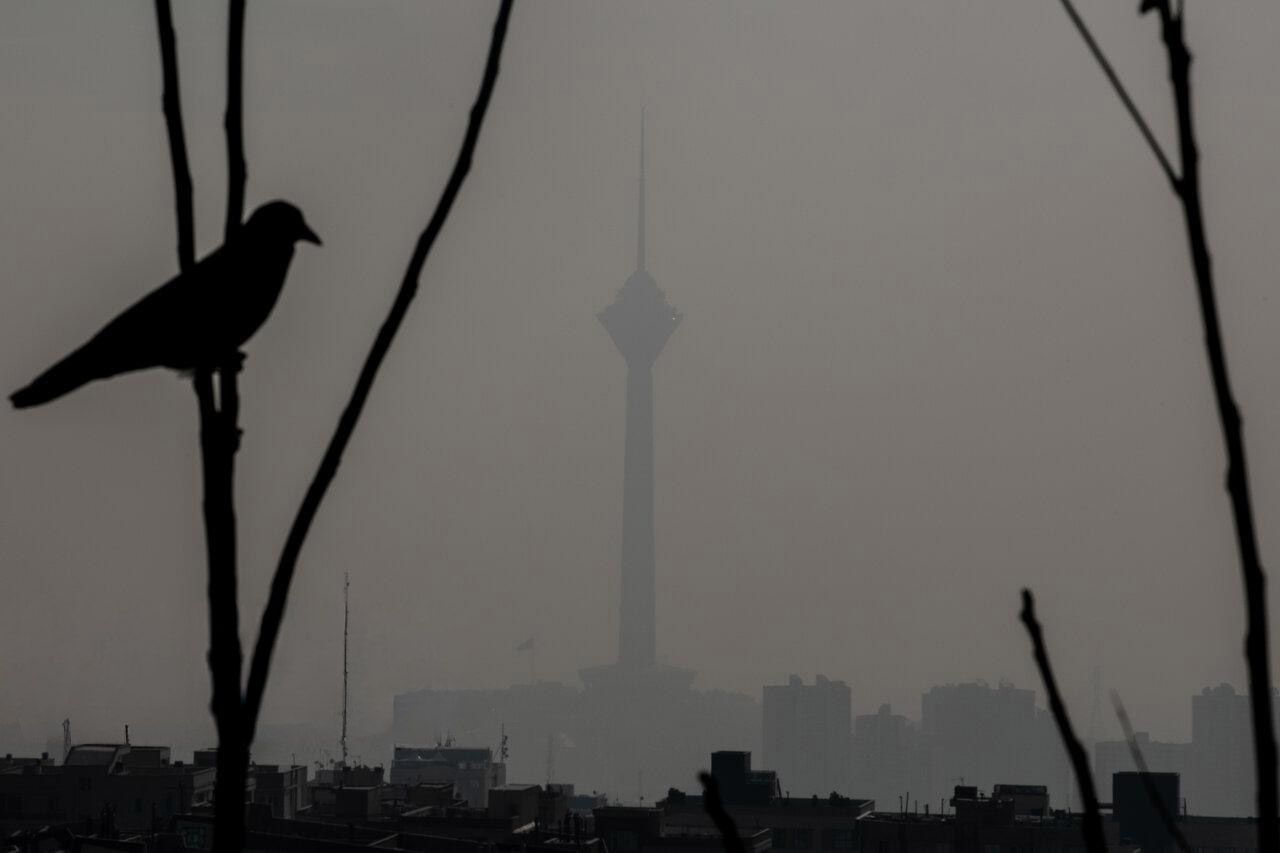 نمایی از برج میلاد در میان مه غلیظ ناشی از آلودگی هوا، تهران، نوامبر ۲۰۲۵