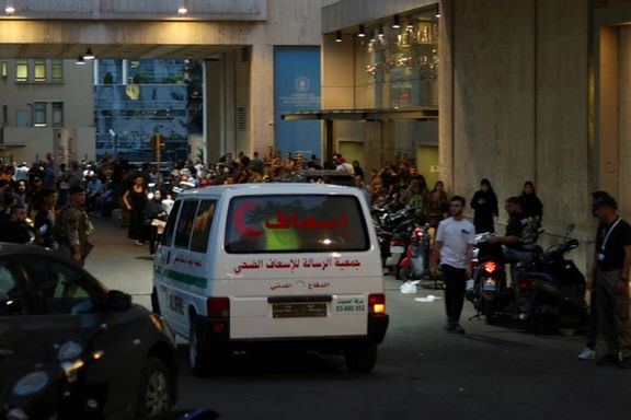 یک آمبولانس در حال انتقال مجروحان انفجارهای اخیر به بیمارستانی در بیروت، ۲۸ شهریور