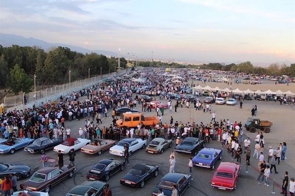 «شلوغ شد، غافلگیر شدیم»؛ واکنش فدراسیون اتومبیلرانی به رقصوآواز در همایش خودروهای کلاسیک