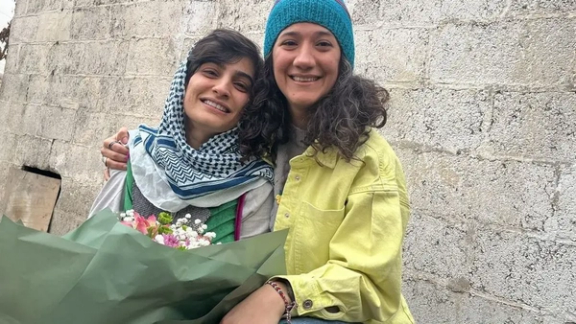 Journalists Niloufar Hamedi and Elahe Mohammadi after release from prison (January 2024)