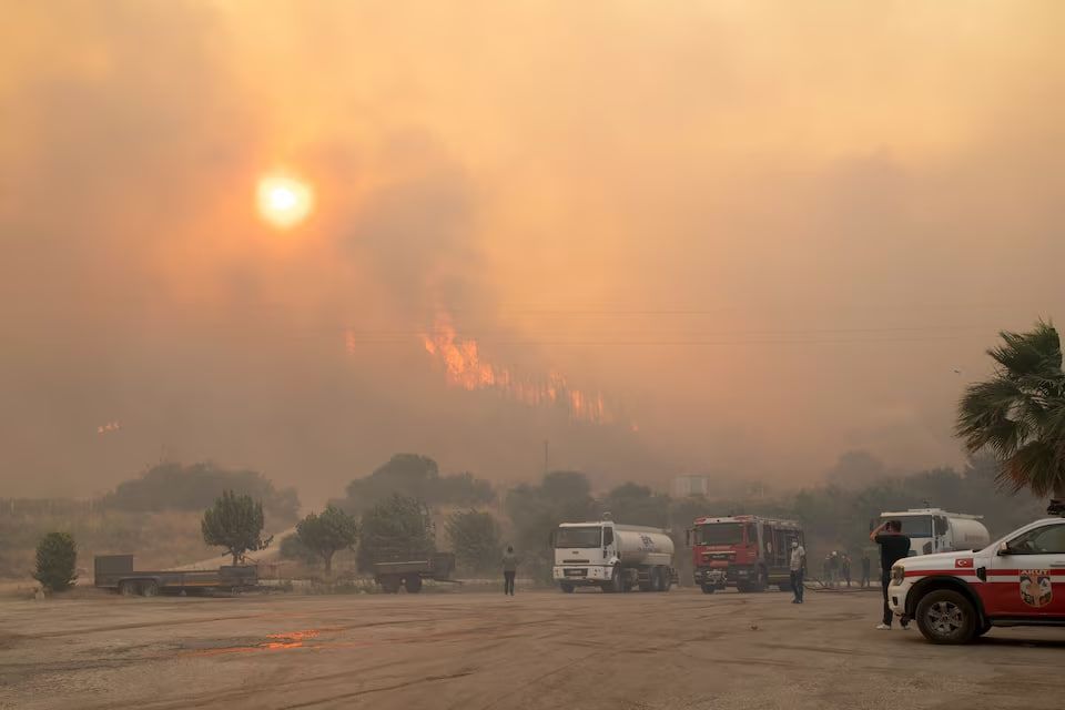 آتش‌سوزی جنگل‌ها و مناطق مسکونی در ۳ استان ترکیه ادامه دارد