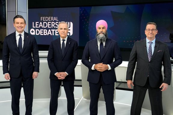 (از چپ به راست) پییر پولیِور، رهبر حزب محافظهکار، مارک کارنی، رهبر حزب لیبرال و نخستوزیر، جگمیت سینگ، رهبر حزب نیودموکرات، و ایو-فرانسوا بلانشه، رهبر حزب بلوک کبکوا، پیش از آغاز مناظره انتخاباتی فدرال، ۲۸ فروردین ۱۴۰۴، مونترال- عکس از رویترز