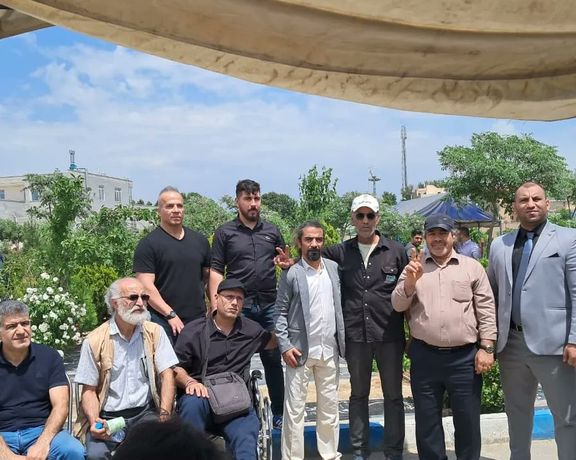 مراسم خاکسپاری مادر فرهاد مجدم از کشتهشدگان آبان ۹۸ با حضور خانوادههای دادخواه برگزار شد