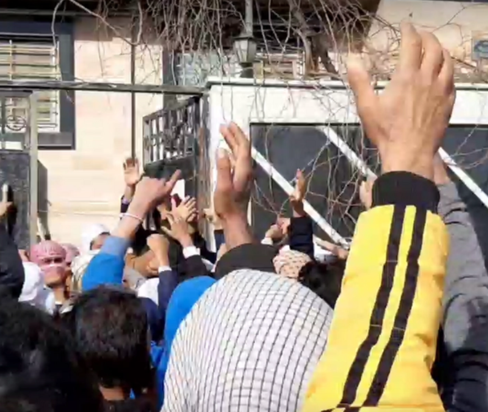 متظاهرون أمام منزل رجل الدين السني مولوي كركيج احتجاجا على استدعائه أمام القضاء الإيراني