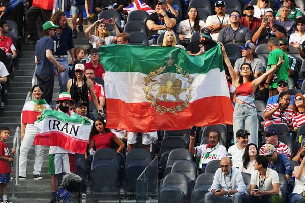 ایران ۲ - نیوزیلند ۲ ؛ تماشاگران با پرچم شیر و خورشید در ورزشگاه حاضر شدند