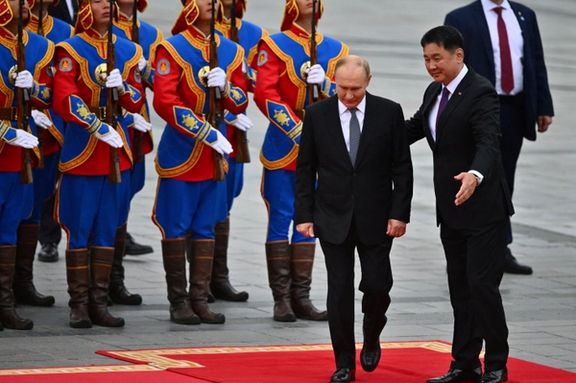 استقبال رسمی اوخناگین خورلسوخ، رییسجمهوری مغولستان، از ولادیمیر پوتین، همتای روس خود، اولانباتور، ۱۳ شهریور