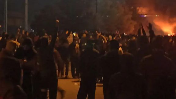 اهالی آبدانان در آستانه چهلم جاویدنامان تجمع شبانه کردند