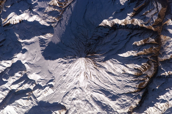 برفهای زمستانی ویژگیهای ریختشناسی آتشفشان دماوند را در این تصویر از ایستگاه فضایی بینالمللی ناسا برجسته میکنند