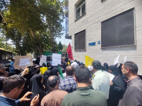 میزان: متحصنان مقابل قوه قضاییه، معترض به «عدم اجرای قانون حجاب»، در بازداشت نیستند