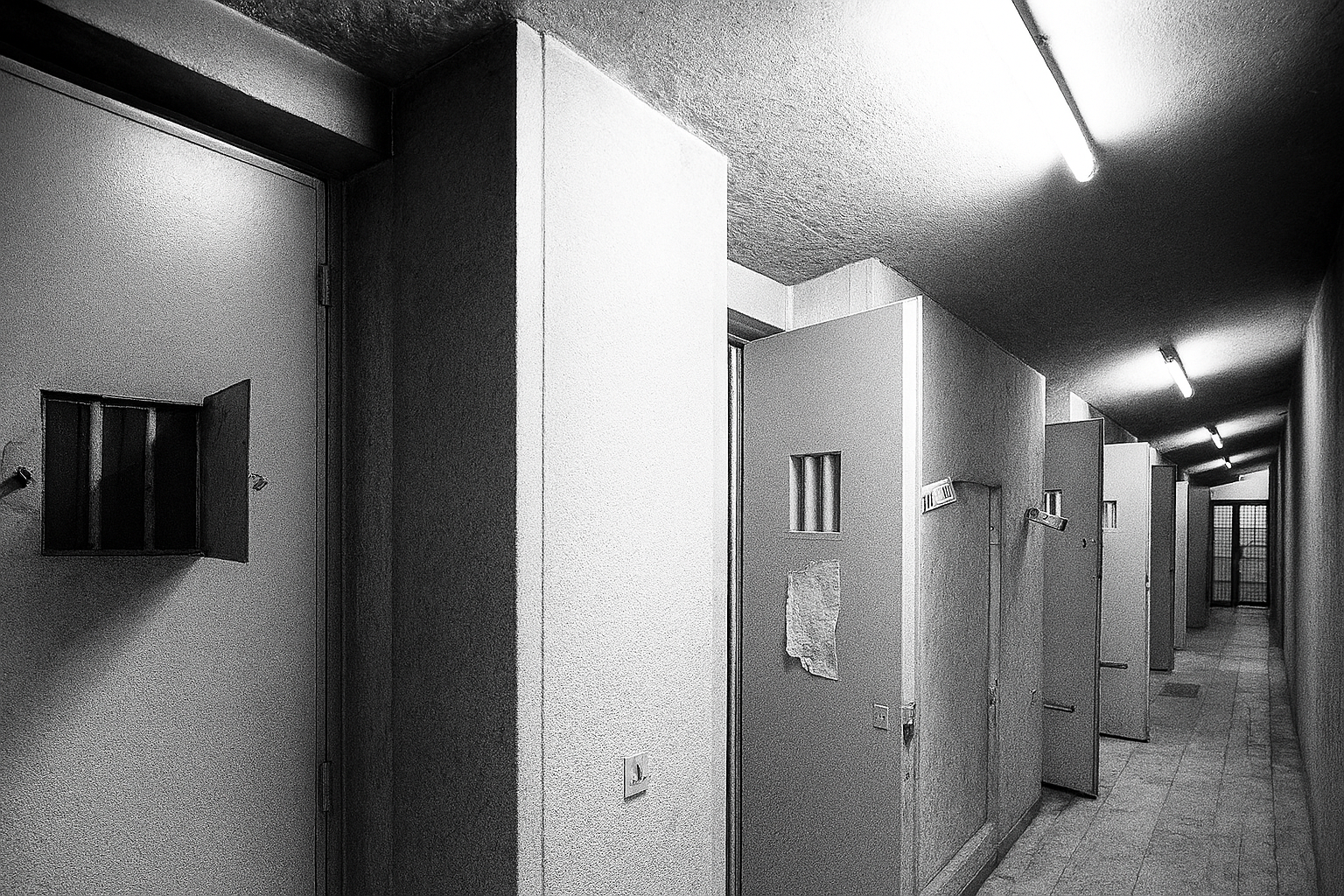 یکی از راهروهای بند ۲۰۹ زندان اوین و سلول‌های انفرادی