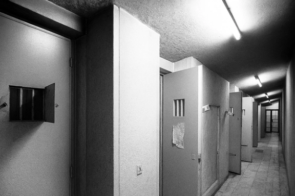 یکی از راهروهای بند ۲۰۹ زندان اوین و سلولهای انفرادی