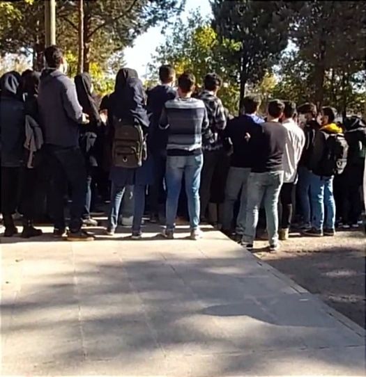 طلاب إيران يواصلون احتجاجهم بالاعتصام للإفراج عن زملائهم والمطالبة بكشف مصير المختفين