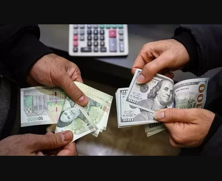 تزامنا مع اضطراب السوق وارتفاع التضخم.. الحكومة الإيرانية تفشل في كبح أسعار الدولار