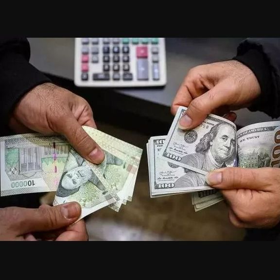 تزامنا مع اضطراب السوق وارتفاع التضخم.. الحكومة الإيرانية تفشل في كبح أسعار الدولار