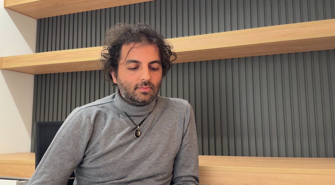 فرشاد هاشمی جوایزی را که در جشنواره فیلم پالرمو گرفت به هنرمندان مستقل تقدیم کرد 